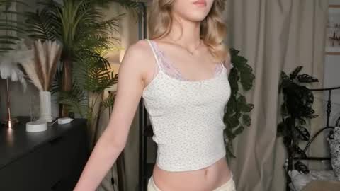 Snapshot of eternity_cuite chatting on October 17, 6:06 am Natalie online show from October 17, 6:06 am
