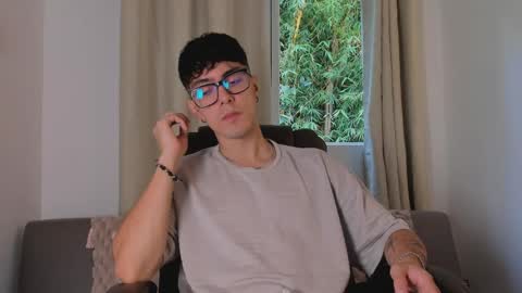 etham_wolf1 online show from April 22, 4:58 pm