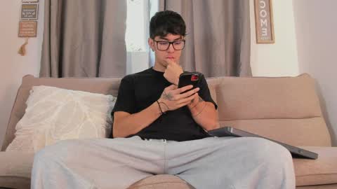 etham_wolf1 online show from April 4, 12:45 pm