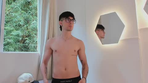 etham_wolf1 online show from April 10, 5:39 pm