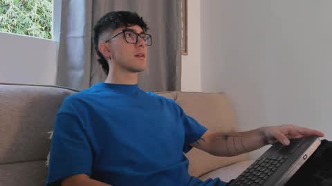 etham_wolf1 online show from April 5, 2:03 pm