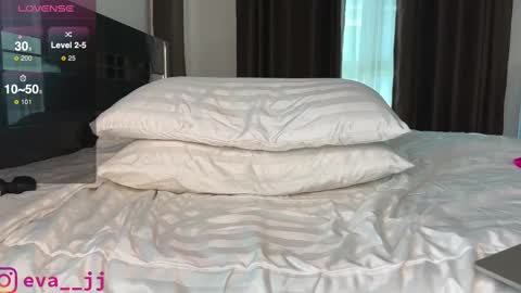 Snapshot of eva_j chatting on March 5, 5:18 am Free toy control in pvt online show from March 5, 5:18 am