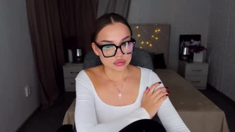 E V A  online show from December 16, 3:22 pm