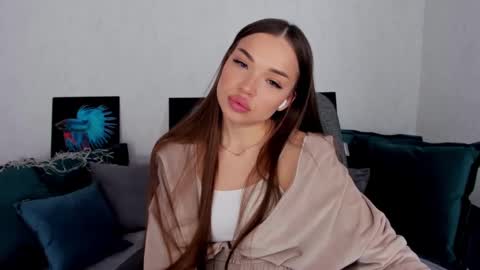 E V A  online show from March 7, 8:02 am