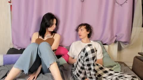 Eva and Robin online show from April 8, 9:40 pm