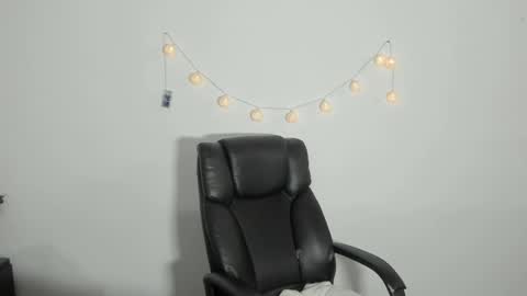 Evelyn online show from April 13, 8:35 pm