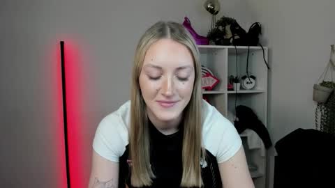 evelynblond online show from April 1, 1:41 pm