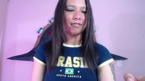 Snapshot of evybubbles_ chatting on October 21, 4:54 pm Im Evy online show from October 21, 4:54 pm