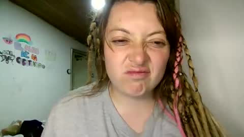 Snapshot of ezlngirl chatting on October 27, 12:10 am Aimee online show from October 27, 12:10 am