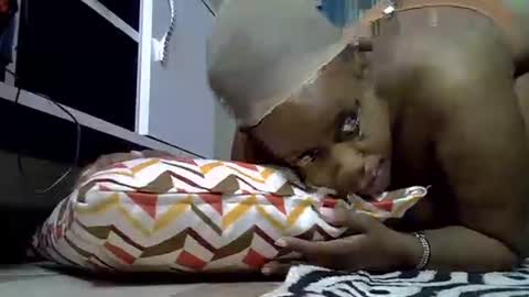 famous_bear online show from February 9, 6:00 pm