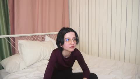 Mia online show from December 9, 10:54 am