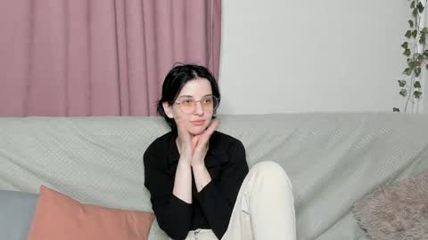 Mia online show from December 6, 2:00 pm