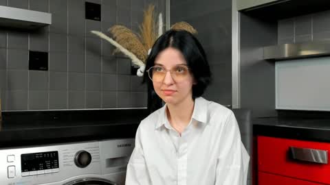 Mia online show from December 22, 12:05 pm