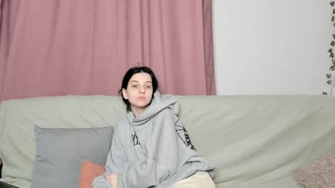 Mia online show from December 6, 7:37 am