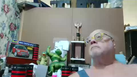 Snapshot of fatfreddythecat chatting on October 19, 7:18 pm Fred. online show from October 19, 7:18 pm