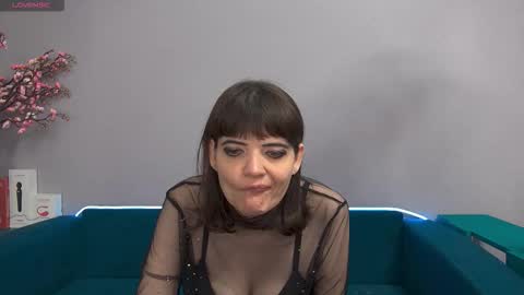 Snapshot of feelsgoodwoman chatting on October 3, 9:06 am Laura online show from October 3, 9:06 am