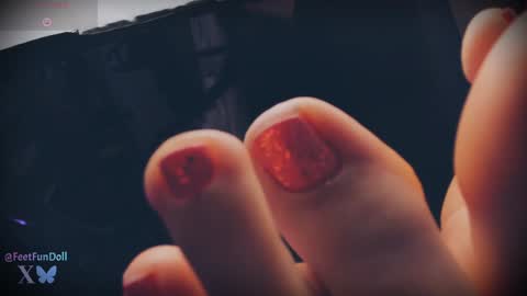 Snapshot of feetfundoll chatting on December 17, 11:49 pm Lisa Dove aka FeetFunDoll online show from December 17, 11:49 pm