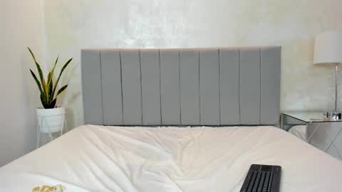 felicia_whitee online show from October 11, 3:15 pm