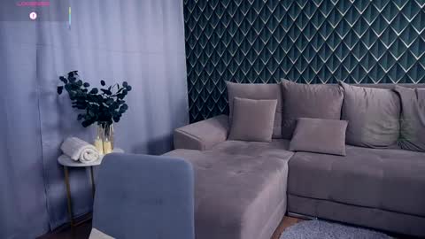 Snapshot of felissiany chatting on October 23, 4:47 am Hello im Nova online show from October 23, 4:47 am