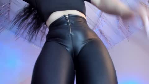 Snapshot of flylia_ chatting on October 5, 11:23 pm lia online show from October 5, 11:23 pm