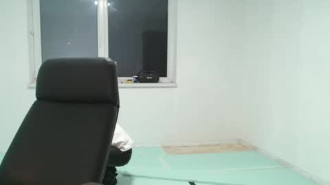 independent model online show from February 10, 8:00 pm