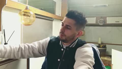 independent model online show from March 29, 4:52 pm