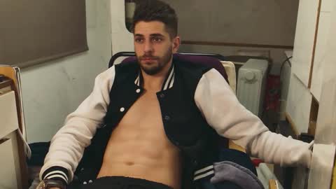 independent model online show from February 25, 8:45 pm