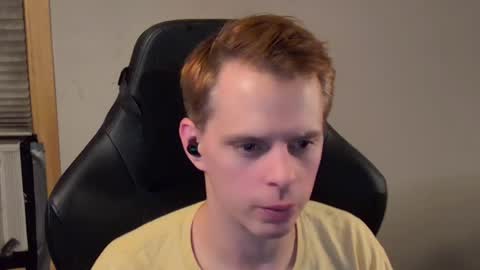 Snapshot of forever_broken chatting on December 8, 6:11 am forever_broken online show from December 8, 6:11 am