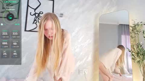 foxialee online show from November 27, 7:27 am