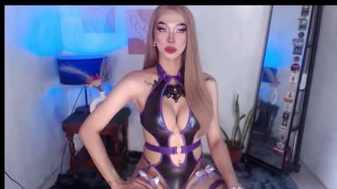 Snapshot of foxy_goddess chatting on October 22, 3:31 am foxy_goddess online show from October 22, 3:31 am
