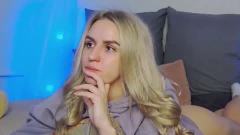 Foxy Kimmi online show from April 11, 7:45 am