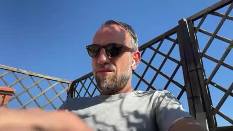 Snapshot of fra___ chatting on October 28, 9:43 am fra___ online show from October 28, 9:43 am