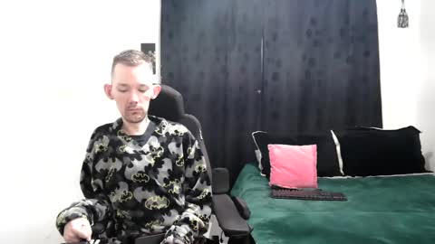 Snapshot of frenchroulette chatting on March 9, 9:57 am Thomas y Sophia online show from March 9, 9:57 am