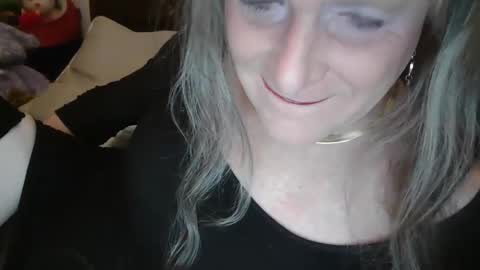 Jessie Love online show from February 2, 9:51 am