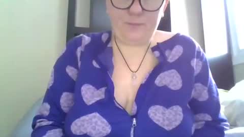 fuzzypeaches87 online show from December 18, 6:14 pm