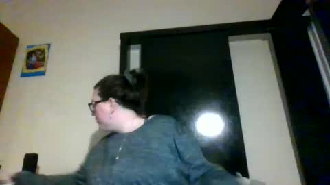 fuzzypeaches87 online show from April 5, 2:19 am