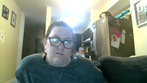 fuzzypeaches87 online show from April 6, 2:20 am