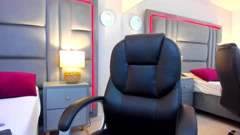 gabymoreau online show from February 5, 8:12 pm