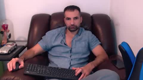 Snapshot of gianni_lion chatting on December 5, 9:55 pm Gianni online show from December 5, 9:55 pm