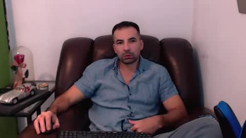 Snapshot of gianni_lion chatting on December 1, 10:45 pm Gianni online show from December 1, 10:45 pm