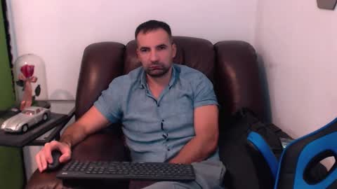 Snapshot of gianni_lion chatting on December 3, 9:39 pm Gianni online show from December 3, 9:39 pm