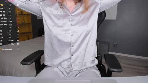 gigihadd online show from April 6, 3:24 pm