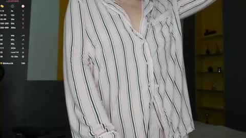 gigihadd online show from December 4, 5:01 pm