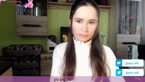 Snapshot of glassi chatting on February 10, 11:46 am glassi online show from February 10, 11:46 am