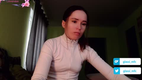 Snapshot of glassi chatting on December 7, 11:45 am glassi online show from December 7, 11:45 am