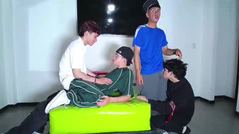 THOMAS AND DAMIAND online show from October 28, 7:04 pm