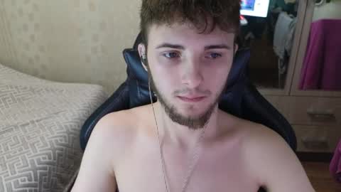 Golden boyyy21 online show from April 15, 12:36 am