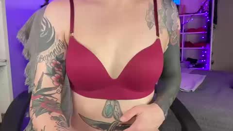 Goldengirlcartier online show from October 10, 1:11 am