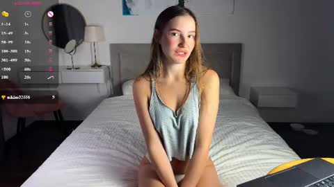 Dee online show from August 3, 7:53 pm