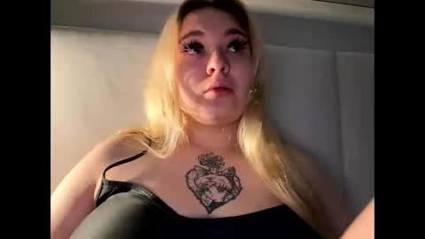 Lina 3 online show from April 3, 9:55 pm